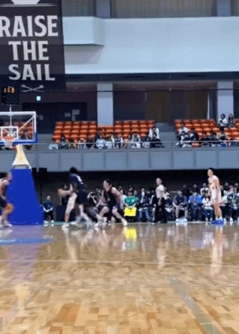 配资机构网 上海男篮逆转日本海盗队！两大新国手首秀亮眼，卢伟新赛季要冲冠